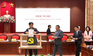 Các đại biểu tiến hành các nội dung về công tác cán bộ.