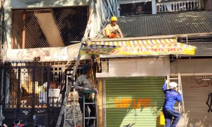 Ra quân ‘giành lại’ vỉa hè cho người đi bộ ở khu phố cổ Hoàn Kiếm