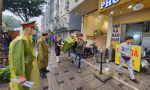 Cán bộ phường Hà Nội đội mưa đòi lại vỉa hè cho người đi bộ