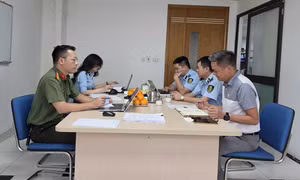 Lực lượng chức năng kiểm tra hoạt động kinh doanh của thương nhân phân phối xăng dầu trên địa bàn thành phố Hà Nội