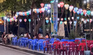 Hàng quán bủa vây, đường dạo ven hồ Tây tái diễn cảnh nhếch nhác