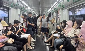 Chi phí xăng xe tăng, người dân Hà Nội chuyển dần sang tàu điện