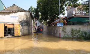 Nước lũ bủa vây, người dân nhiều làng, xã ở Thủ đô hối hả chạy lụt