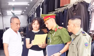 Một hộ kinh doanh trên phố cổ Hoàn Kiếm ký cam kết không lấn chiếm vỉa hè, không để phương tiện sai quy định.