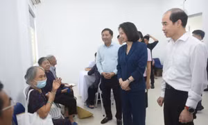 Lãnh đạo TP Hà Nội thăm hỏi sức khỏe người dân xã Quang Minh.