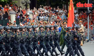 Khối nữ chiến sĩ Biệt động tại lễ diễu binh, diễu hành kỷ niệm 80 năm Cách mạng Tháng Tám và Quốc khánh 2/9