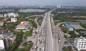 Dòng người đổ về Thủ đô sau kỳ nghỉ 30/4 - 1/5, cửa ngõ vẫn 'dễ thở'