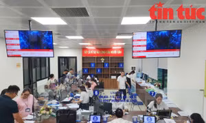 Người dân đến làm thủ tục tại Trung tâm Phục vụ hành chính công trên địa bàn phường Đống Đa.