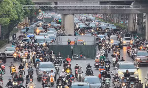 'Lô cốt' án ngữ đường Nguyễn Trãi, giao thông thông ùn tắc nghiêm trọng