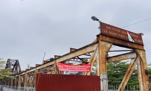 Hà Nội chính thức rào chắn, cấm phương tiện qua cầu Long Biên trong 2 tháng