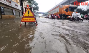 Đường Nguyễn Tuân ngập nặng trong ngày 26/8.