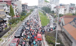 Cấm đường sửa cầu Long Biên, giao thông hỗn loạn