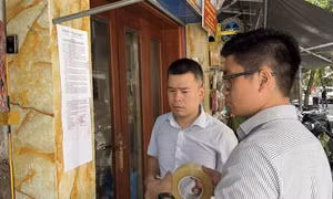 Cơ quan chức năng phường Hoàn Kiếm dán thông báo tại số nhà 31 Lãn Ông.