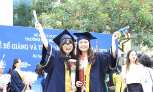 Tân cử nhân Trường Đại học Sư phạm Hà Nội trong lễ tốt nghiệp.