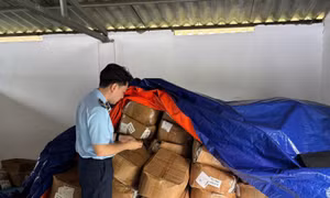 Hàng trăm thùng hàng hóa thực phẩm giả đã bị lực lượng chức năng phát hiện ngăn chặn kịp thời trước khi bị đưa ra thị trường.