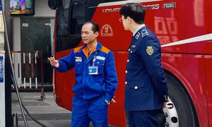 Lực lượng QLTT TP Hà Nội giám sát việc kinh doanh xăng dầu tại một số cửa hàng kinh doanh trên địa bàn.