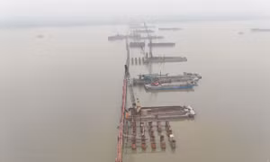 Cận cảnh tiến độ 3 cây cầu vượt sông Hồng đang được Hà Nội gấp rút xây dựng
