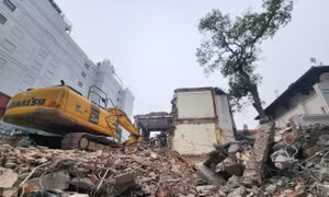 Hà Nội chính thức phá dỡ công trình làm Quảng trường phía Đông hồ Hoàn Kiếm.
