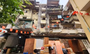 Người dân rời chung cư “chống nạng” suốt 15 năm trên phố Huỳnh Thúc Kháng