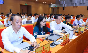 Đại biểu HĐND TP Hà Nội nhấn nút thông qua nghị quyết.
