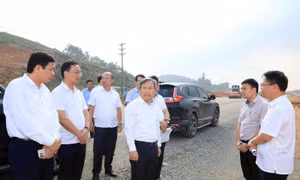 Chủ tịch UBND thành phố Hà Nội Vũ Đại Thắng đề nghị các đơn vị liên quan đẩy nhanh tiến độ các dự án. Ảnh: Đình Hiệp
