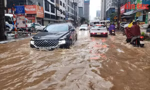Mưa trắng trời đường phố Hà Nội ngập nặng