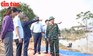 Chủ tịch UBND TP Hà Nội Trần Sỹ Thanh kiểm tra vùng ngập tại xã Trung Giã và Đa Phúc