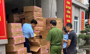 Lực lượng QLTT Hà Nội kiểm tra lô hàng mặt nạ giả