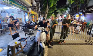 Người dân Hà Nội dắt xe đi bộ về nhà trong ngày đầu cấm xe xăng