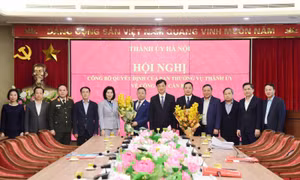 Lãnh đạo TP Hà Nội tặng hoa chúc mừng các cán bộ nhận nhiệm vụ mới.