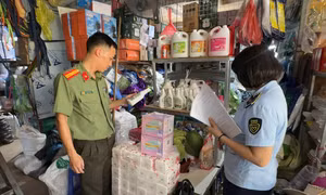 Lực lượng chức năng kiểm tra cơ sở, hàng hóa vi phạm trên địa bàn phường Phú Lương.