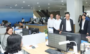 Chủ tịch UBND TP Hà Nội Trần Sỹ Thanh kiểm tra quy trình vận hành Trung tâm Phục vụ hành chính công.