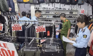 Lực lượng QLTT kiểm tra cửa hàng tại phối cổ Hà Nội.