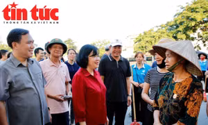 Bí thư Thành ủy Hà Nội Bùi Thị Minh Hoài trao đổi với người dân phường Xuân Đỉnh