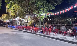 Hàng quán bủa vây đường dạo ven hồ Tây.