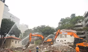 Phun nước chống bụi khi phá dỡ công trình phía Đông hồ Hoàn Kiếm
