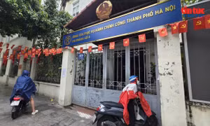 Điểm dịch vụ hành chính công đóng cửa, người đến nộp hồ sơ phải đứng ngoài đường đọc bản thông báo.