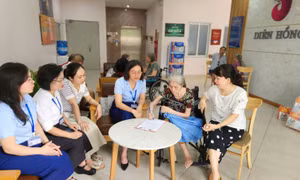 Cán bộ Trung tâm Phục vụ hành chính công TP Hà Nội xuống cơ sở giúp người yếu thế hoàn thiện thủ tục chi trả lương hưu.