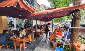 Nhức nhối tình trạng 'xẻ thịt' vỉa hè làm quán nhậu, bãi xe ở Hà Nội
