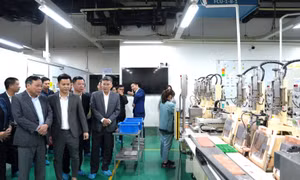 Phó Bí thư Thành ủy Nguyễn Văn Phong thăm, chúc Tết và động viên công nhân.