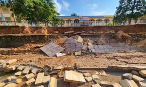 Sân trường Tiểu học Quang Minh B (xã Ba Vì) bị sạt lở nghiêm trọng.