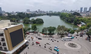 Vào dịp cuối tuần, Hà Nội cấm phương tiện lưu thông quanh hồ Hoàn Kiếm để tổ chức phố đi bộ.