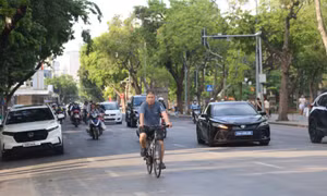 Người dân đi lại trên tuyến đường ven hồ Hoàn Kiếm.