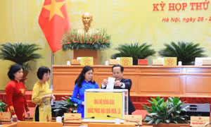 Đại biểu quyên góp, chia sẻ khó khăn với đồng bào miền Trung bị thiệt hại nặng nề do bão lũ.