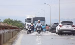 Nước sông dâng cao, nhiều vùng ngoại thành Hà Nội ngập úng