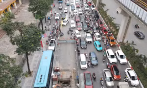 Không chỉ Nguyễn Trãi, người đi đường Quang Trung cũng chật vật vì 'lô cốt'