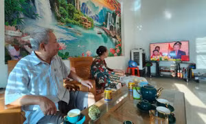 Ông bà Bùi Văn Ngần và Bùi Thị Chấn xem Đại lễ A80 qua tivi.