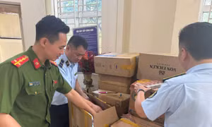 Lực lượng chức năng TP Hà Nội kiểm tra, phát hiện gần 8.300 bao thuốc lá nhập lậu.