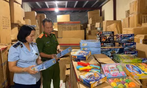 Lực lượng QLTT phối hợp với ngành công an phát hiện sản phẩm đồ chơi trẻ em nhưng không có hóa đơn, chứng từ hợp pháp.