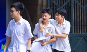 Hình ảnh thí sinh Hà Nội đi làm thủ tục dự thi vào lớp 10
